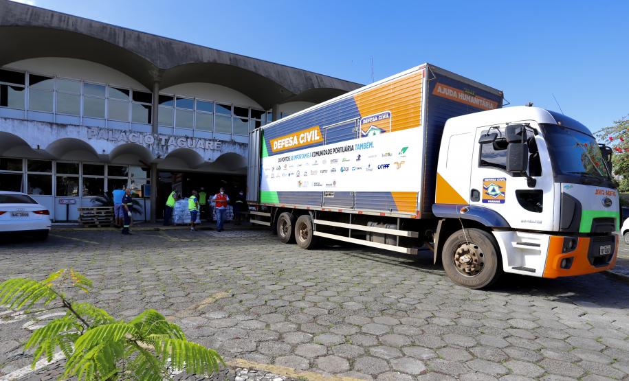A comunidade portuária de Paranaguá e Antonina arrecadou 125 toneladas alimentos para a campanha Cesta Solidária do Governo do Estado. Em 9 mil cestas básicas são 45 toneladas de arroz, 25 toneladas de açúcar; 9 toneladas de fubá; 9 toneladas de farinha de trigo; 9 toneladas de feijão; 9 toneladas de sal; 4,5 toneladas de macarrão; 4,5 toneladas de farinha de milho; 2.250 quilos de café; 9 mil pacotes de bolacha e 9 mil garrafas de óleo de soja; além de 36 mil rolos de papel higiênico que serão distribuídas