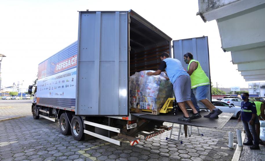 A comunidade portuária de Paranaguá e Antonina arrecadou 125 toneladas alimentos para a campanha Cesta Solidária do Governo do Estado. Em 9 mil cestas básicas são 45 toneladas de arroz, 25 toneladas de açúcar; 9 toneladas de fubá; 9 toneladas de farinha de trigo; 9 toneladas de feijão; 9 toneladas de sal; 4,5 toneladas de macarrão; 4,5 toneladas de farinha de milho; 2.250 quilos de café; 9 mil pacotes de bolacha e 9 mil garrafas de óleo de soja; além de 36 mil rolos de papel higiênico que serão distribuídas