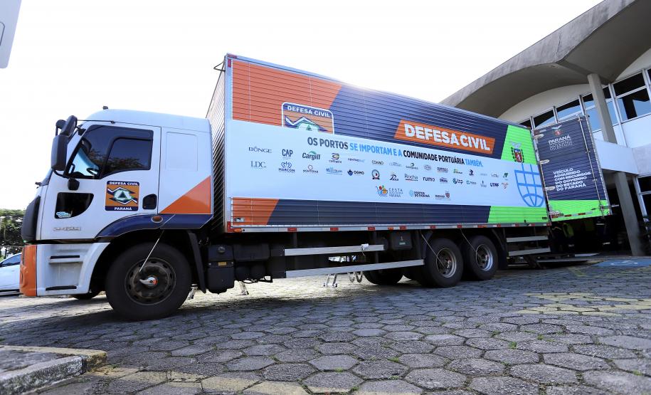 A comunidade portuária de Paranaguá e Antonina arrecadou 125 toneladas alimentos para a campanha Cesta Solidária do Governo do Estado. Em 9 mil cestas básicas são 45 toneladas de arroz, 25 toneladas de açúcar; 9 toneladas de fubá; 9 toneladas de farinha de trigo; 9 toneladas de feijão; 9 toneladas de sal; 4,5 toneladas de macarrão; 4,5 toneladas de farinha de milho; 2.250 quilos de café; 9 mil pacotes de bolacha e 9 mil garrafas de óleo de soja; além de 36 mil rolos de papel higiênico que serão distribuídas