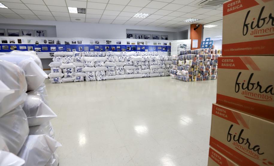 A comunidade portuária de Paranaguá e Antonina arrecadou 125 toneladas alimentos para a campanha Cesta Solidária do Governo do Estado. Em 9 mil cestas básicas são 45 toneladas de arroz, 25 toneladas de açúcar; 9 toneladas de fubá; 9 toneladas de farinha de trigo; 9 toneladas de feijão; 9 toneladas de sal; 4,5 toneladas de macarrão; 4,5 toneladas de farinha de milho; 2.250 quilos de café; 9 mil pacotes de bolacha e 9 mil garrafas de óleo de soja; além de 36 mil rolos de papel higiênico que serão distribuídas