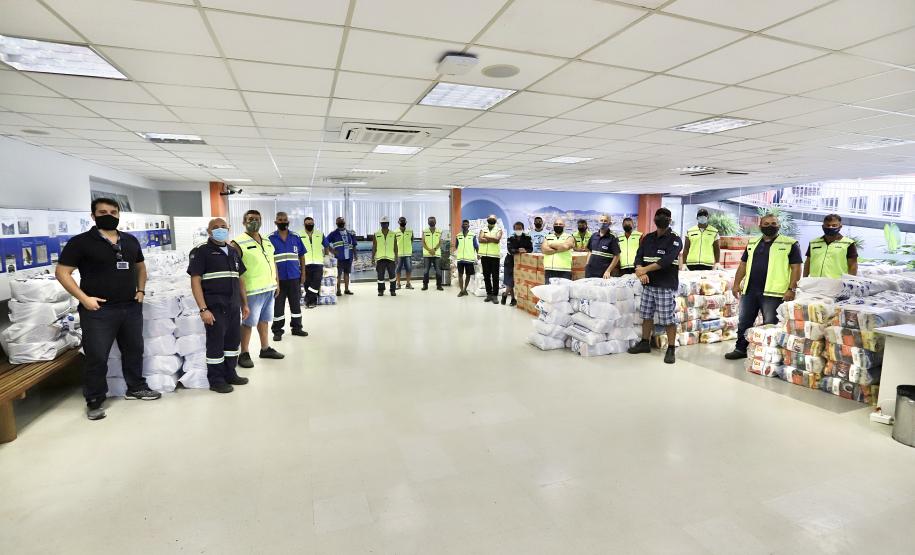 A comunidade portuária de Paranaguá e Antonina arrecadou 125 toneladas alimentos para a campanha Cesta Solidária do Governo do Estado. Em 9 mil cestas básicas são 45 toneladas de arroz, 25 toneladas de açúcar; 9 toneladas de fubá; 9 toneladas de farinha de trigo; 9 toneladas de feijão; 9 toneladas de sal; 4,5 toneladas de macarrão; 4,5 toneladas de farinha de milho; 2.250 quilos de café; 9 mil pacotes de bolacha e 9 mil garrafas de óleo de soja; além de 36 mil rolos de papel higiênico que serão distribuídas