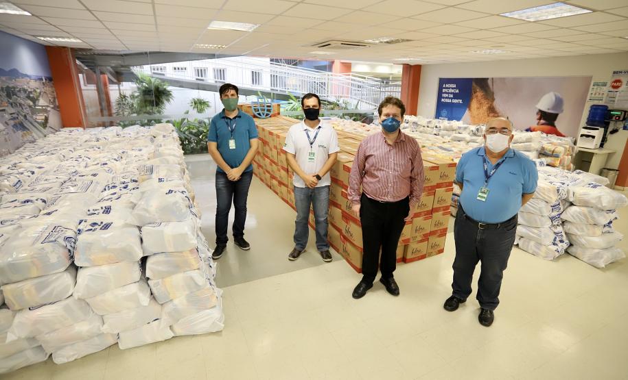 A comunidade portuária de Paranaguá e Antonina arrecadou 125 toneladas alimentos para a campanha Cesta Solidária do Governo do Estado. Em 9 mil cestas básicas são 45 toneladas de arroz, 25 toneladas de açúcar; 9 toneladas de fubá; 9 toneladas de farinha de trigo; 9 toneladas de feijão; 9 toneladas de sal; 4,5 toneladas de macarrão; 4,5 toneladas de farinha de milho; 2.250 quilos de café; 9 mil pacotes de bolacha e 9 mil garrafas de óleo de soja; além de 36 mil rolos de papel higiênico que serão distribuídas