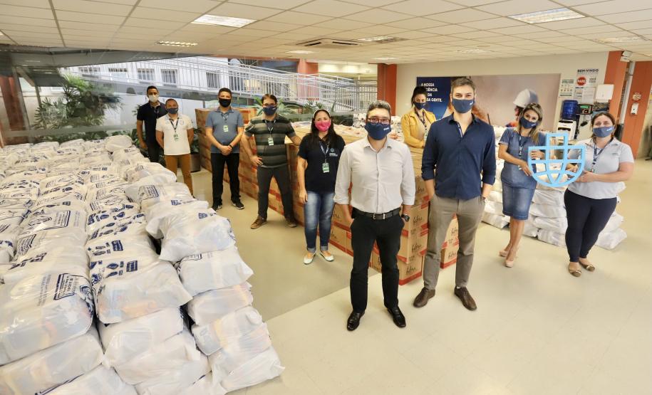 A comunidade portuária de Paranaguá e Antonina arrecadou 125 toneladas alimentos para a campanha Cesta Solidária do Governo do Estado. Em 9 mil cestas básicas são 45 toneladas de arroz, 25 toneladas de açúcar; 9 toneladas de fubá; 9 toneladas de farinha de trigo; 9 toneladas de feijão; 9 toneladas de sal; 4,5 toneladas de macarrão; 4,5 toneladas de farinha de milho; 2.250 quilos de café; 9 mil pacotes de bolacha e 9 mil garrafas de óleo de soja; além de 36 mil rolos de papel higiênico que serão distribuídas