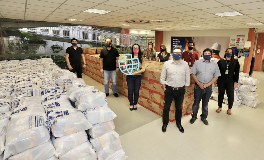 A comunidade portuária de Paranaguá e Antonina arrecadou 125 toneladas alimentos para a campanha Cesta Solidária do Governo do Estado. Em 9 mil cestas básicas são 45 toneladas de arroz, 25 toneladas de açúcar; 9 toneladas de fubá; 9 toneladas de farinha de trigo; 9 toneladas de feijão; 9 toneladas de sal; 4,5 toneladas de macarrão; 4,5 toneladas de farinha de milho; 2.250 quilos de café; 9 mil pacotes de bolacha e 9 mil garrafas de óleo de soja; além de 36 mil rolos de papel higiênico que serão distribuídas