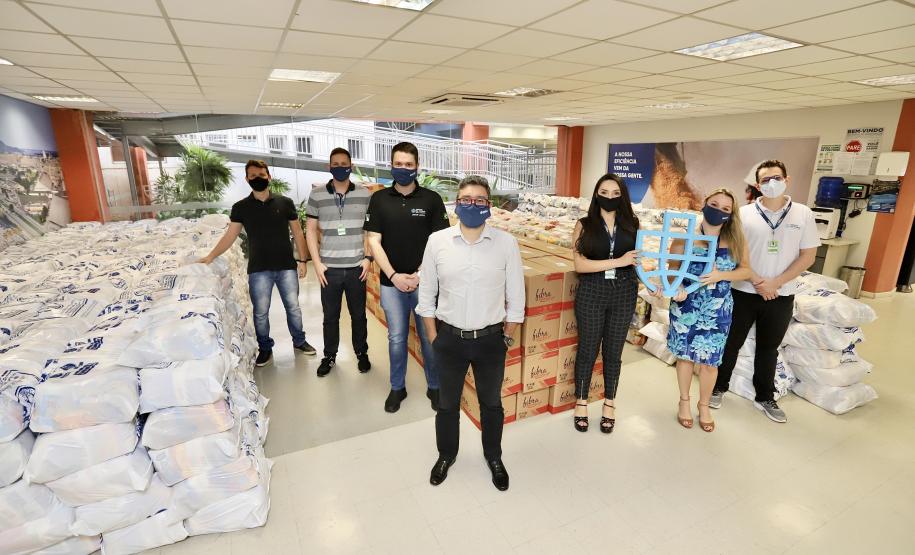 A comunidade portuária de Paranaguá e Antonina arrecadou 125 toneladas alimentos para a campanha Cesta Solidária do Governo do Estado. Em 9 mil cestas básicas são 45 toneladas de arroz, 25 toneladas de açúcar; 9 toneladas de fubá; 9 toneladas de farinha de trigo; 9 toneladas de feijão; 9 toneladas de sal; 4,5 toneladas de macarrão; 4,5 toneladas de farinha de milho; 2.250 quilos de café; 9 mil pacotes de bolacha e 9 mil garrafas de óleo de soja; além de 36 mil rolos de papel higiênico que serão distribuídas