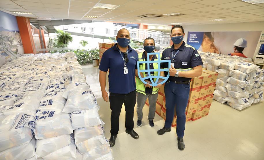 A comunidade portuária de Paranaguá e Antonina arrecadou 125 toneladas alimentos para a campanha Cesta Solidária do Governo do Estado. Em 9 mil cestas básicas são 45 toneladas de arroz, 25 toneladas de açúcar; 9 toneladas de fubá; 9 toneladas de farinha de trigo; 9 toneladas de feijão; 9 toneladas de sal; 4,5 toneladas de macarrão; 4,5 toneladas de farinha de milho; 2.250 quilos de café; 9 mil pacotes de bolacha e 9 mil garrafas de óleo de soja; além de 36 mil rolos de papel higiênico que serão distribuídas