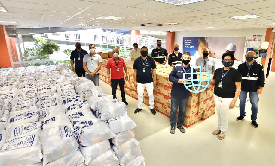 A comunidade portuária de Paranaguá e Antonina arrecadou 125 toneladas alimentos para a campanha Cesta Solidária do Governo do Estado. Em 9 mil cestas básicas são 45 toneladas de arroz, 25 toneladas de açúcar; 9 toneladas de fubá; 9 toneladas de farinha de trigo; 9 toneladas de feijão; 9 toneladas de sal; 4,5 toneladas de macarrão; 4,5 toneladas de farinha de milho; 2.250 quilos de café; 9 mil pacotes de bolacha e 9 mil garrafas de óleo de soja; além de 36 mil rolos de papel higiênico que serão distribuídas