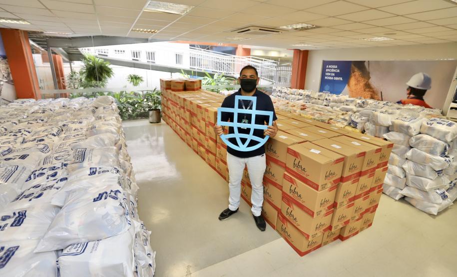 A comunidade portuária de Paranaguá e Antonina arrecadou 125 toneladas alimentos para a campanha Cesta Solidária do Governo do Estado. Em 9 mil cestas básicas são 45 toneladas de arroz, 25 toneladas de açúcar; 9 toneladas de fubá; 9 toneladas de farinha de trigo; 9 toneladas de feijão; 9 toneladas de sal; 4,5 toneladas de macarrão; 4,5 toneladas de farinha de milho; 2.250 quilos de café; 9 mil pacotes de bolacha e 9 mil garrafas de óleo de soja; além de 36 mil rolos de papel higiênico que serão distribuídas