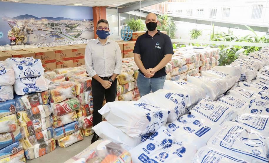 A comunidade portuária de Paranaguá e Antonina arrecadou 125 toneladas alimentos para a campanha Cesta Solidária do Governo do Estado. Em 9 mil cestas básicas são 45 toneladas de arroz, 25 toneladas de açúcar; 9 toneladas de fubá; 9 toneladas de farinha de trigo; 9 toneladas de feijão; 9 toneladas de sal; 4,5 toneladas de macarrão; 4,5 toneladas de farinha de milho; 2.250 quilos de café; 9 mil pacotes de bolacha e 9 mil garrafas de óleo de soja; além de 36 mil rolos de papel higiênico que serão distribuídas