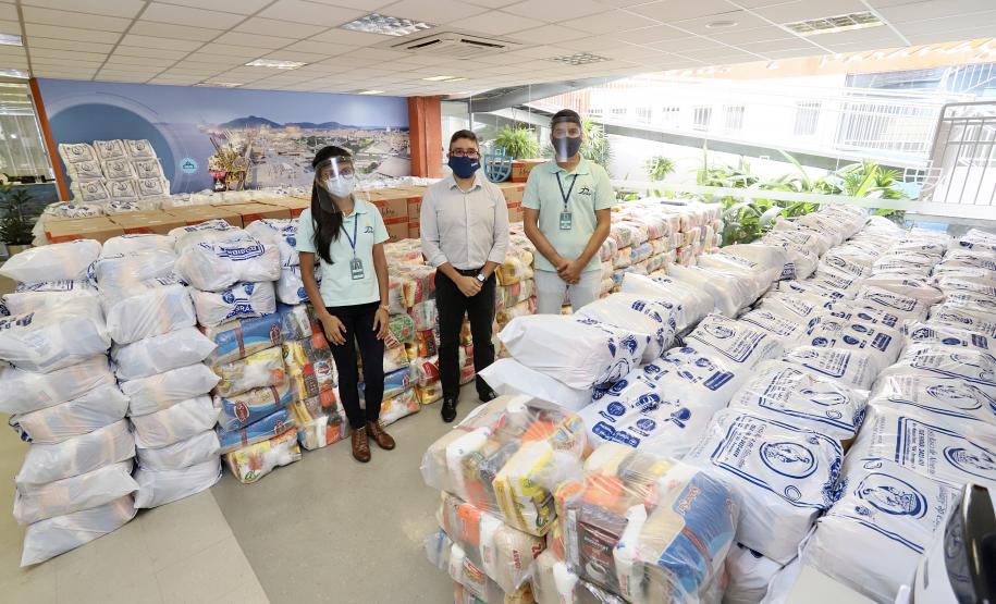 A comunidade portuária de Paranaguá e Antonina arrecadou 125 toneladas alimentos para a campanha Cesta Solidária do Governo do Estado. Em 9 mil cestas básicas são 45 toneladas de arroz, 25 toneladas de açúcar; 9 toneladas de fubá; 9 toneladas de farinha de trigo; 9 toneladas de feijão; 9 toneladas de sal; 4,5 toneladas de macarrão; 4,5 toneladas de farinha de milho; 2.250 quilos de café; 9 mil pacotes de bolacha e 9 mil garrafas de óleo de soja; além de 36 mil rolos de papel higiênico que serão distribuídas