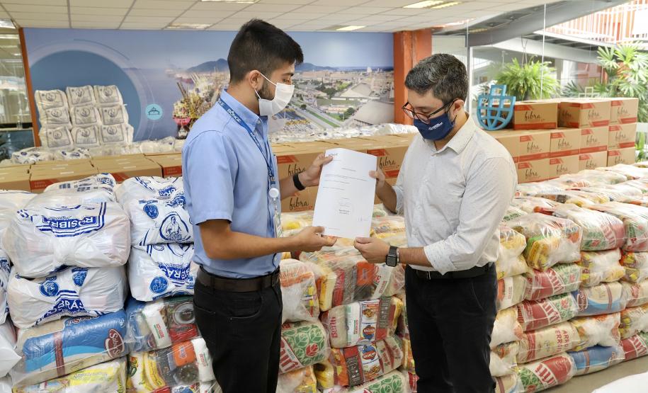 A comunidade portuária de Paranaguá e Antonina arrecadou 125 toneladas alimentos para a campanha Cesta Solidária do Governo do Estado. Em 9 mil cestas básicas são 45 toneladas de arroz, 25 toneladas de açúcar; 9 toneladas de fubá; 9 toneladas de farinha de trigo; 9 toneladas de feijão; 9 toneladas de sal; 4,5 toneladas de macarrão; 4,5 toneladas de farinha de milho; 2.250 quilos de café; 9 mil pacotes de bolacha e 9 mil garrafas de óleo de soja; além de 36 mil rolos de papel higiênico que serão distribuídas