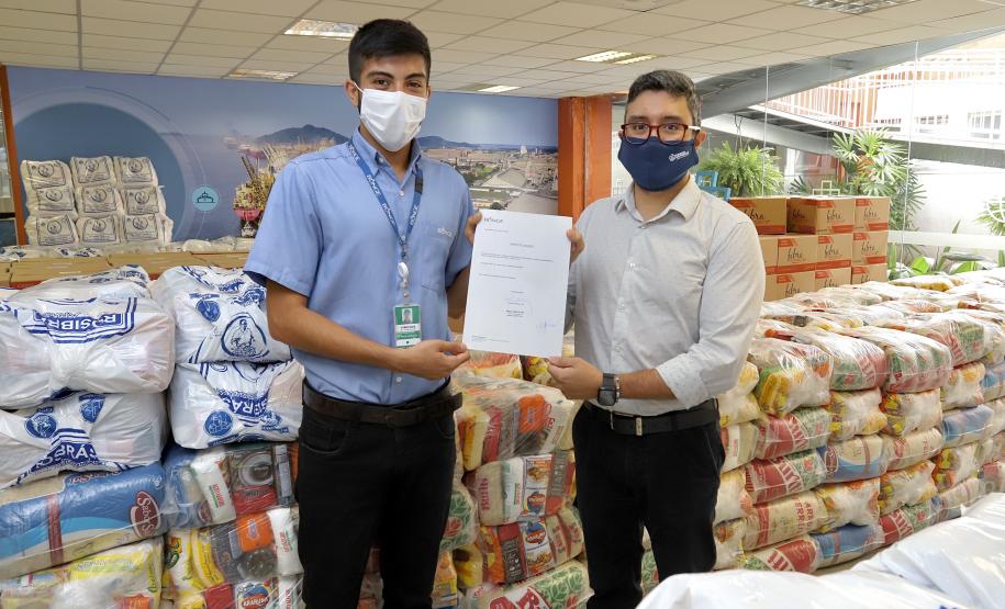 A comunidade portuária de Paranaguá e Antonina arrecadou 125 toneladas alimentos para a campanha Cesta Solidária do Governo do Estado. Em 9 mil cestas básicas são 45 toneladas de arroz, 25 toneladas de açúcar; 9 toneladas de fubá; 9 toneladas de farinha de trigo; 9 toneladas de feijão; 9 toneladas de sal; 4,5 toneladas de macarrão; 4,5 toneladas de farinha de milho; 2.250 quilos de café; 9 mil pacotes de bolacha e 9 mil garrafas de óleo de soja; além de 36 mil rolos de papel higiênico que serão distribuídas