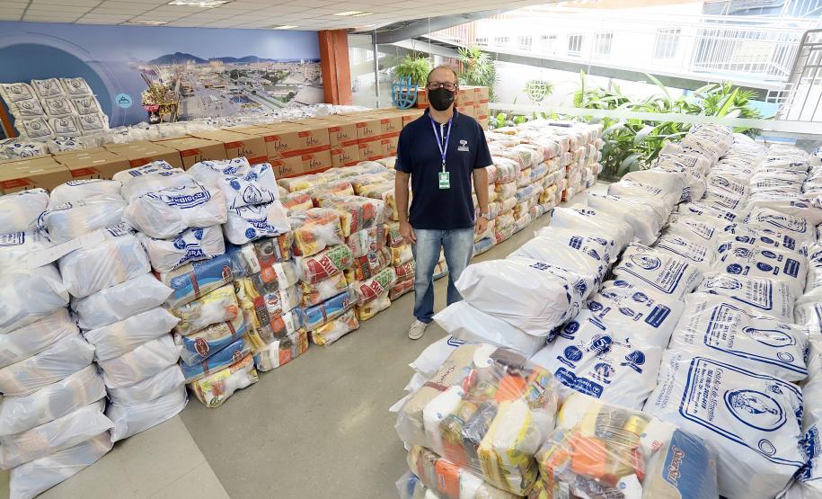 A comunidade portuária de Paranaguá e Antonina arrecadou 125 toneladas alimentos para a campanha Cesta Solidária do Governo do Estado. Em 9 mil cestas básicas são 45 toneladas de arroz, 25 toneladas de açúcar; 9 toneladas de fubá; 9 toneladas de farinha de trigo; 9 toneladas de feijão; 9 toneladas de sal; 4,5 toneladas de macarrão; 4,5 toneladas de farinha de milho; 2.250 quilos de café; 9 mil pacotes de bolacha e 9 mil garrafas de óleo de soja; além de 36 mil rolos de papel higiênico que serão distribuídas