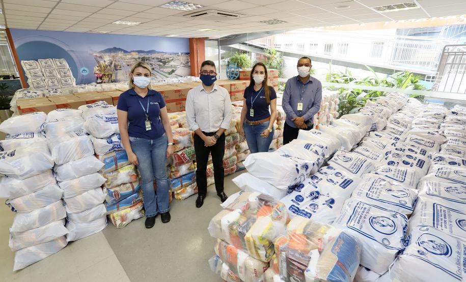 A comunidade portuária de Paranaguá e Antonina arrecadou 125 toneladas alimentos para a campanha Cesta Solidária do Governo do Estado. Em 9 mil cestas básicas são 45 toneladas de arroz, 25 toneladas de açúcar; 9 toneladas de fubá; 9 toneladas de farinha de trigo; 9 toneladas de feijão; 9 toneladas de sal; 4,5 toneladas de macarrão; 4,5 toneladas de farinha de milho; 2.250 quilos de café; 9 mil pacotes de bolacha e 9 mil garrafas de óleo de soja; além de 36 mil rolos de papel higiênico que serão distribuídas