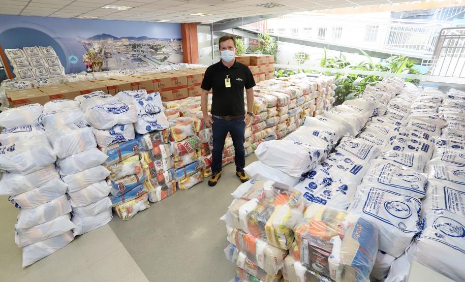 A comunidade portuária de Paranaguá e Antonina arrecadou 125 toneladas alimentos para a campanha Cesta Solidária do Governo do Estado. Em 9 mil cestas básicas são 45 toneladas de arroz, 25 toneladas de açúcar; 9 toneladas de fubá; 9 toneladas de farinha de trigo; 9 toneladas de feijão; 9 toneladas de sal; 4,5 toneladas de macarrão; 4,5 toneladas de farinha de milho; 2.250 quilos de café; 9 mil pacotes de bolacha e 9 mil garrafas de óleo de soja; além de 36 mil rolos de papel higiênico que serão distribuídas