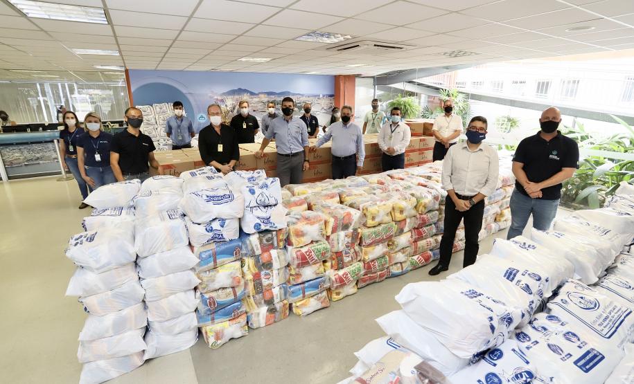 A comunidade portuária de Paranaguá e Antonina arrecadou 125 toneladas alimentos para a campanha Cesta Solidária do Governo do Estado. Em 9 mil cestas básicas são 45 toneladas de arroz, 25 toneladas de açúcar; 9 toneladas de fubá; 9 toneladas de farinha de trigo; 9 toneladas de feijão; 9 toneladas de sal; 4,5 toneladas de macarrão; 4,5 toneladas de farinha de milho; 2.250 quilos de café; 9 mil pacotes de bolacha e 9 mil garrafas de óleo de soja; além de 36 mil rolos de papel higiênico que serão distribuídas