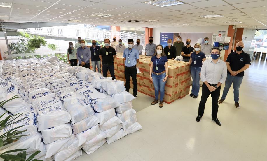 A comunidade portuária de Paranaguá e Antonina arrecadou 125 toneladas alimentos para a campanha Cesta Solidária do Governo do Estado. Em 9 mil cestas básicas são 45 toneladas de arroz, 25 toneladas de açúcar; 9 toneladas de fubá; 9 toneladas de farinha de trigo; 9 toneladas de feijão; 9 toneladas de sal; 4,5 toneladas de macarrão; 4,5 toneladas de farinha de milho; 2.250 quilos de café; 9 mil pacotes de bolacha e 9 mil garrafas de óleo de soja; além de 36 mil rolos de papel higiênico que serão distribuídas