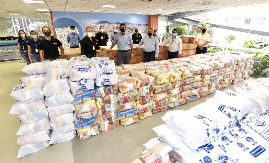 A comunidade portuária de Paranaguá e Antonina arrecadou 125 toneladas alimentos para a campanha Cesta Solidária do Governo do Estado. Em 9 mil cestas básicas são 45 toneladas de arroz, 25 toneladas de açúcar; 9 toneladas de fubá; 9 toneladas de farinha de trigo; 9 toneladas de feijão; 9 toneladas de sal; 4,5 toneladas de macarrão; 4,5 toneladas de farinha de milho; 2.250 quilos de café; 9 mil pacotes de bolacha e 9 mil garrafas de óleo de soja; além de 36 mil rolos de papel higiênico que serão distribuídas