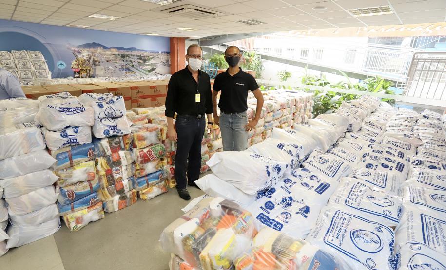 A comunidade portuária de Paranaguá e Antonina arrecadou 125 toneladas alimentos para a campanha Cesta Solidária do Governo do Estado. Em 9 mil cestas básicas são 45 toneladas de arroz, 25 toneladas de açúcar; 9 toneladas de fubá; 9 toneladas de farinha de trigo; 9 toneladas de feijão; 9 toneladas de sal; 4,5 toneladas de macarrão; 4,5 toneladas de farinha de milho; 2.250 quilos de café; 9 mil pacotes de bolacha e 9 mil garrafas de óleo de soja; além de 36 mil rolos de papel higiênico que serão distribuídas