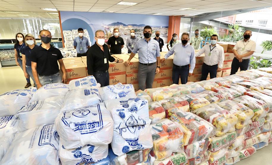 A comunidade portuária de Paranaguá e Antonina arrecadou 125 toneladas alimentos para a campanha Cesta Solidária do Governo do Estado. Em 9 mil cestas básicas são 45 toneladas de arroz, 25 toneladas de açúcar; 9 toneladas de fubá; 9 toneladas de farinha de trigo; 9 toneladas de feijão; 9 toneladas de sal; 4,5 toneladas de macarrão; 4,5 toneladas de farinha de milho; 2.250 quilos de café; 9 mil pacotes de bolacha e 9 mil garrafas de óleo de soja; além de 36 mil rolos de papel higiênico que serão distribuídas