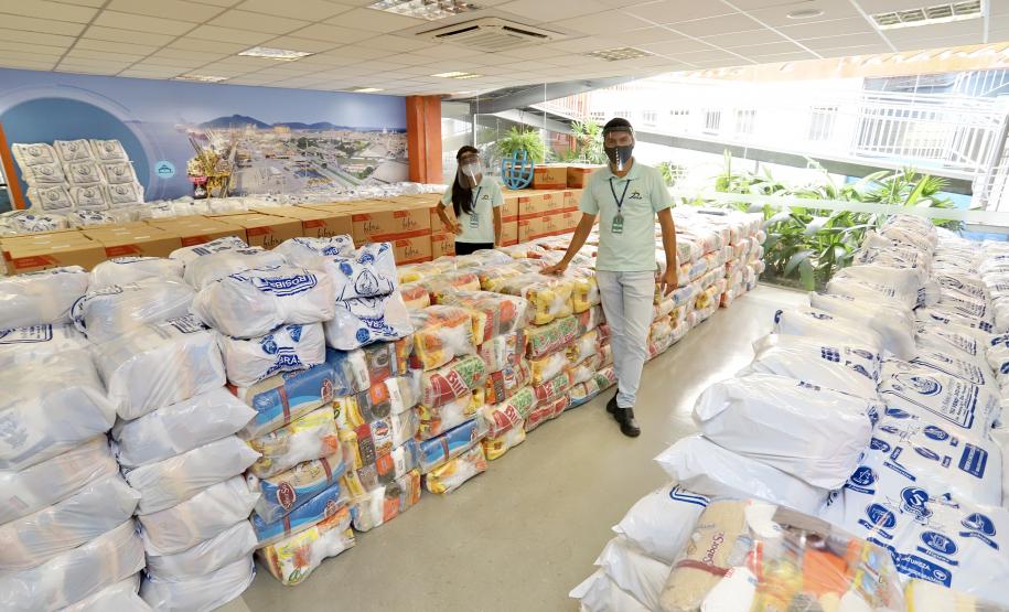 A comunidade portuária de Paranaguá e Antonina arrecadou 125 toneladas alimentos para a campanha Cesta Solidária do Governo do Estado. Em 9 mil cestas básicas são 45 toneladas de arroz, 25 toneladas de açúcar; 9 toneladas de fubá; 9 toneladas de farinha de trigo; 9 toneladas de feijão; 9 toneladas de sal; 4,5 toneladas de macarrão; 4,5 toneladas de farinha de milho; 2.250 quilos de café; 9 mil pacotes de bolacha e 9 mil garrafas de óleo de soja; além de 36 mil rolos de papel higiênico que serão distribuídas