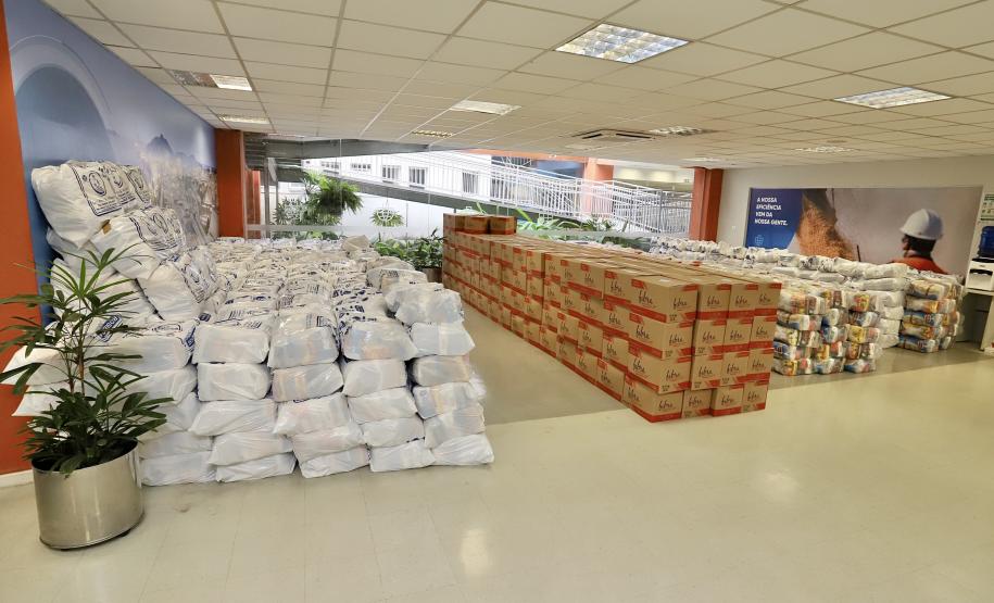 A comunidade portuária de Paranaguá e Antonina arrecadou 125 toneladas alimentos para a campanha Cesta Solidária do Governo do Estado. Em 9 mil cestas básicas são 45 toneladas de arroz, 25 toneladas de açúcar; 9 toneladas de fubá; 9 toneladas de farinha de trigo; 9 toneladas de feijão; 9 toneladas de sal; 4,5 toneladas de macarrão; 4,5 toneladas de farinha de milho; 2.250 quilos de café; 9 mil pacotes de bolacha e 9 mil garrafas de óleo de soja; além de 36 mil rolos de papel higiênico que serão distribuídas