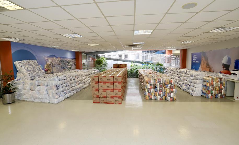 A comunidade portuária de Paranaguá e Antonina arrecadou 125 toneladas alimentos para a campanha Cesta Solidária do Governo do Estado. Em 9 mil cestas básicas são 45 toneladas de arroz, 25 toneladas de açúcar; 9 toneladas de fubá; 9 toneladas de farinha de trigo; 9 toneladas de feijão; 9 toneladas de sal; 4,5 toneladas de macarrão; 4,5 toneladas de farinha de milho; 2.250 quilos de café; 9 mil pacotes de bolacha e 9 mil garrafas de óleo de soja; além de 36 mil rolos de papel higiênico que serão distribuídas