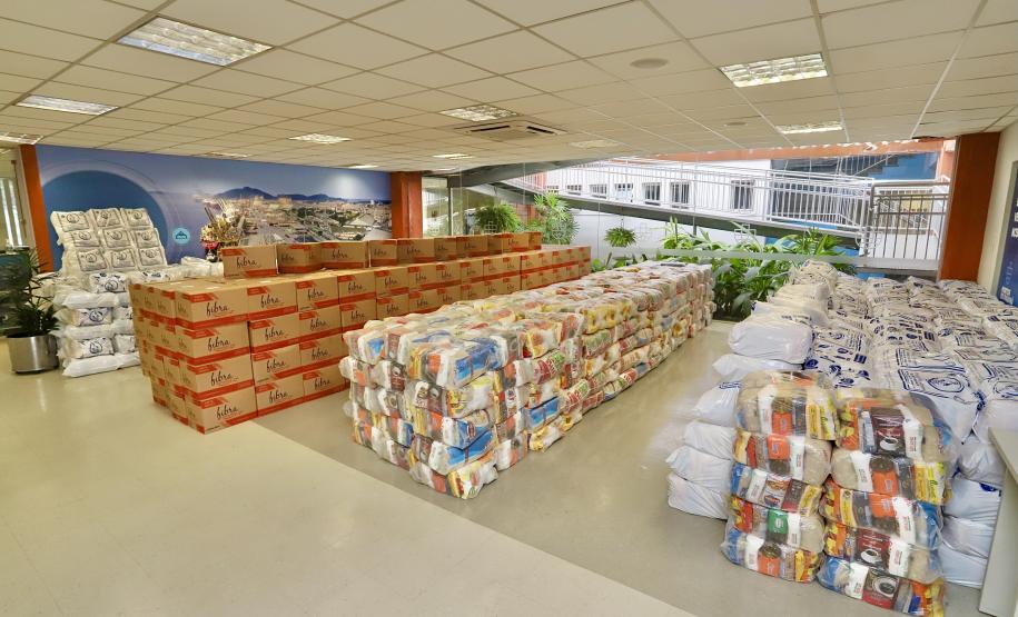 A comunidade portuária de Paranaguá e Antonina arrecadou 125 toneladas alimentos para a campanha Cesta Solidária do Governo do Estado. Em 9 mil cestas básicas são 45 toneladas de arroz, 25 toneladas de açúcar; 9 toneladas de fubá; 9 toneladas de farinha de trigo; 9 toneladas de feijão; 9 toneladas de sal; 4,5 toneladas de macarrão; 4,5 toneladas de farinha de milho; 2.250 quilos de café; 9 mil pacotes de bolacha e 9 mil garrafas de óleo de soja; além de 36 mil rolos de papel higiênico que serão distribuídas