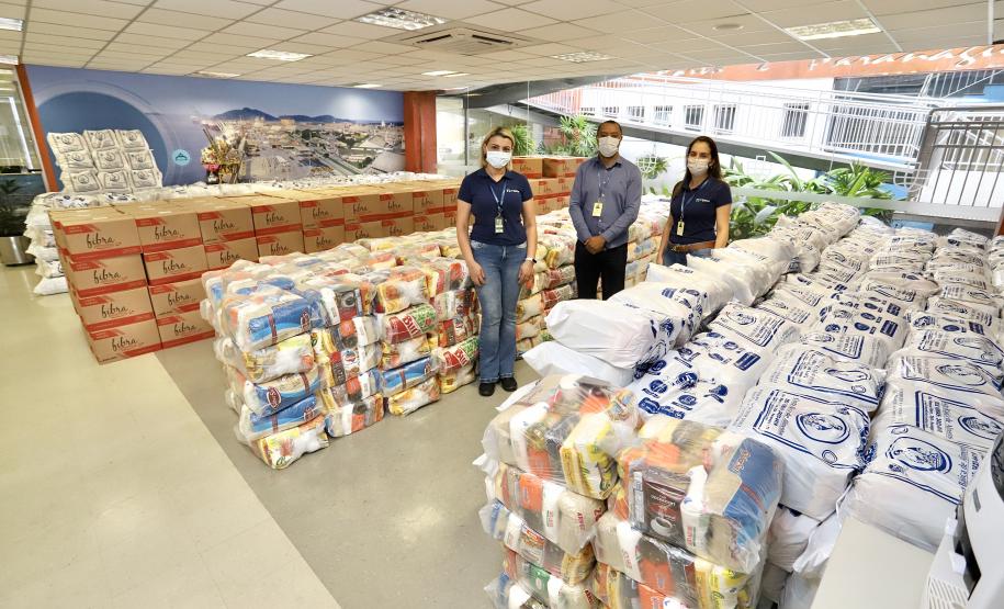 A comunidade portuária de Paranaguá e Antonina arrecadou 125 toneladas alimentos para a campanha Cesta Solidária do Governo do Estado. Em 9 mil cestas básicas são 45 toneladas de arroz, 25 toneladas de açúcar; 9 toneladas de fubá; 9 toneladas de farinha de trigo; 9 toneladas de feijão; 9 toneladas de sal; 4,5 toneladas de macarrão; 4,5 toneladas de farinha de milho; 2.250 quilos de café; 9 mil pacotes de bolacha e 9 mil garrafas de óleo de soja; além de 36 mil rolos de papel higiênico que serão distribuídas