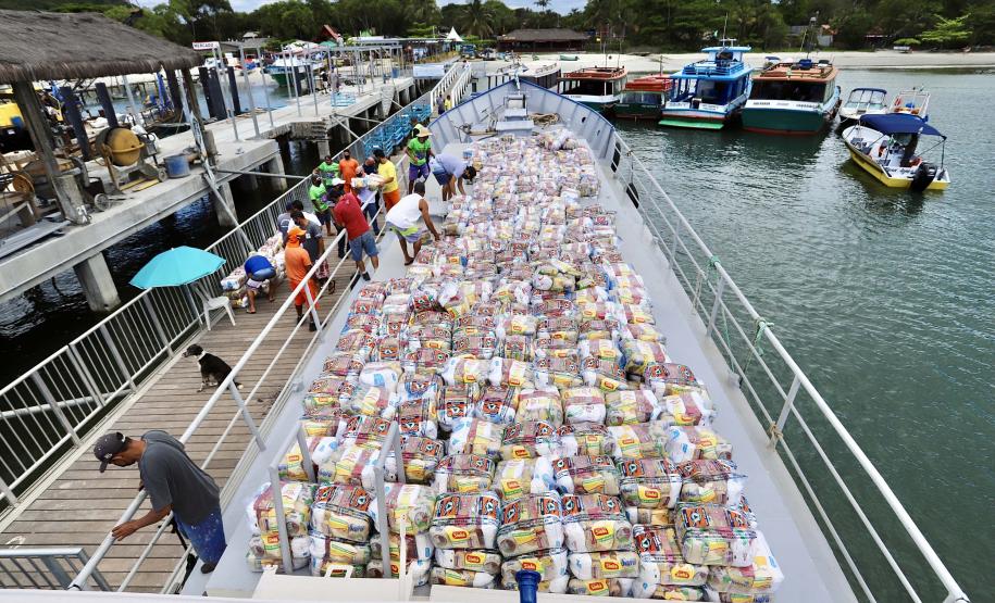 Alimentos arrecadados são distribuídos através da Coordenadoria Estadual da Defesa Civil, com o apoio da Portos do Paraná, que ajuda em parte das entregas nos lugares mais remotos, chegando às ilhas e locais mais isolados.