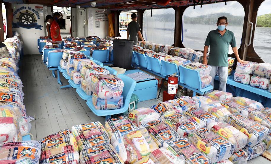 Alimentos arrecadados são distribuídos através da Coordenadoria Estadual da Defesa Civil, com o apoio da Portos do Paraná, que ajuda em parte das entregas nos lugares mais remotos, chegando às ilhas e locais mais isolados.