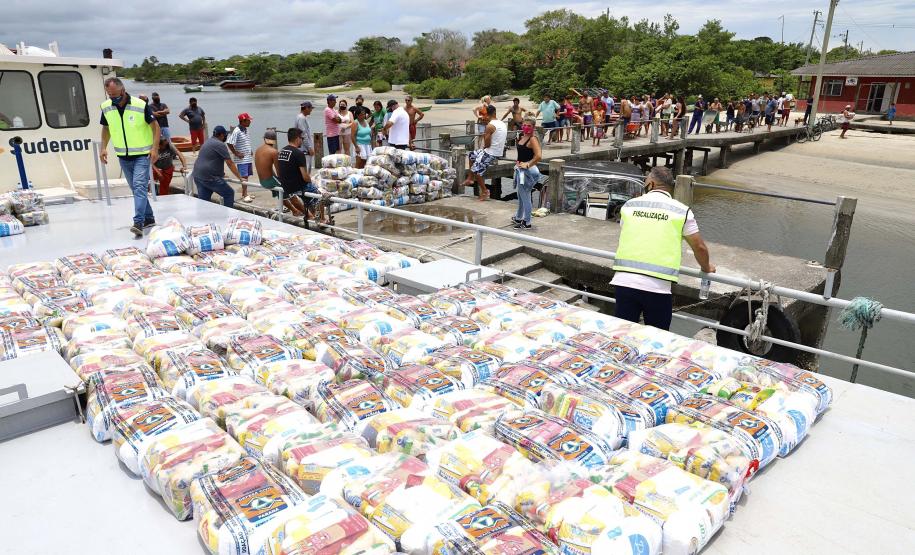 Alimentos arrecadados são distribuídos através da Coordenadoria Estadual da Defesa Civil, com o apoio da Portos do Paraná, que ajuda em parte das entregas nos lugares mais remotos, chegando às ilhas e locais mais isolados.