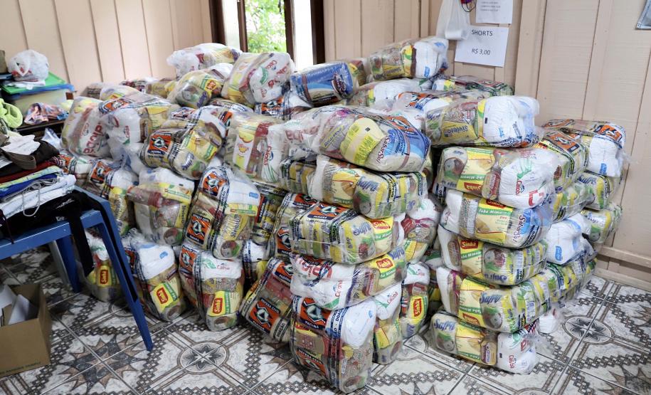 Alimentos arrecadados são distribuídos através da Coordenadoria Estadual da Defesa Civil, com o apoio da Portos do Paraná, que ajuda em parte das entregas nos lugares mais remotos, chegando às ilhas e locais mais isolados.