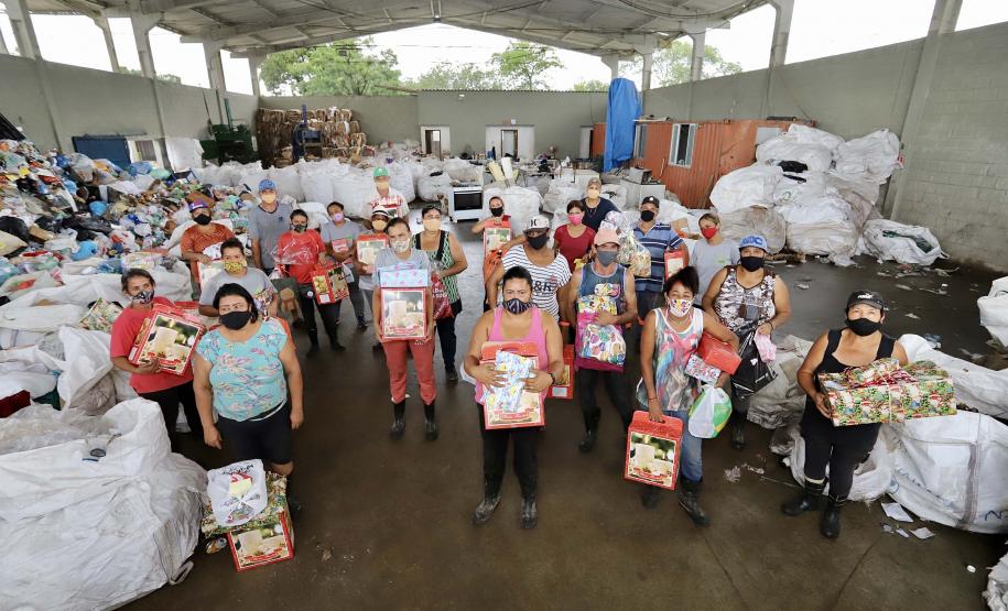 Recicladores ganharam cestas de Natal enquanto filhos ganharam brinquedos.
