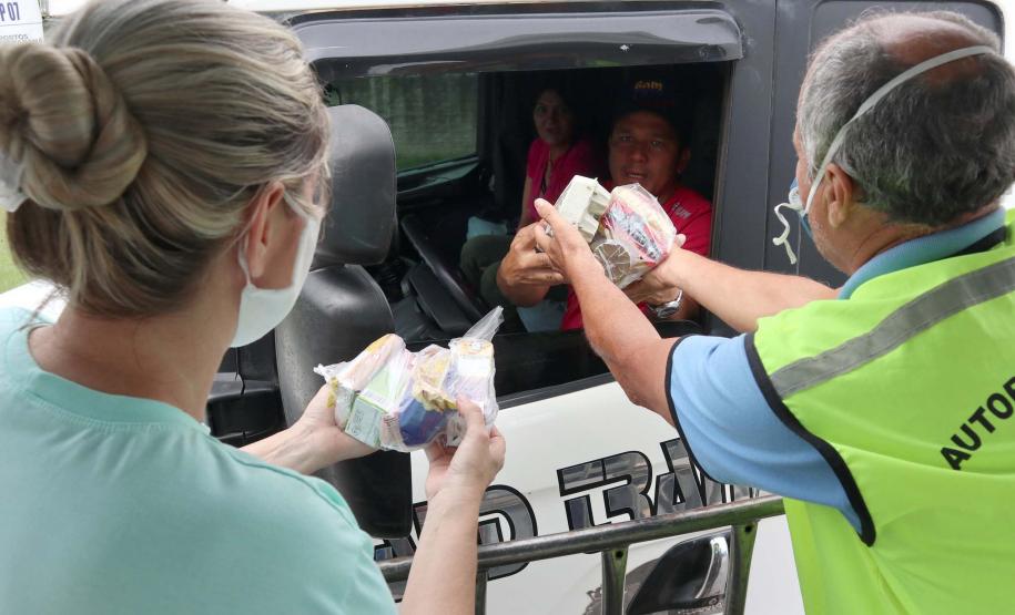 Caminhoneiros ganharam kit de alimentos quando os restaurantes das estradas estavam fechados.