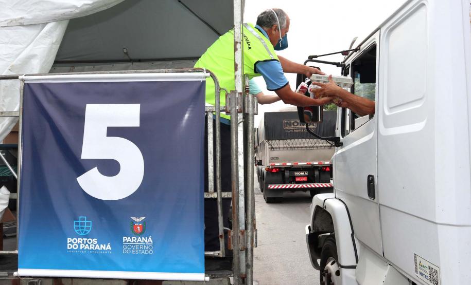 Caminhoneiros ganharam kit de alimentos quando os restaurantes das estradas estavam fechados.