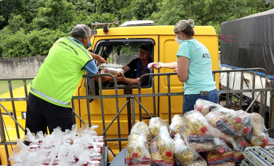 Caminhoneiros ganharam kit de alimentos quando os restaurantes das estradas estavam fechados.