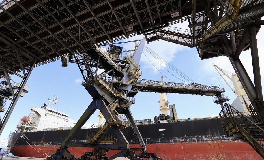 Crescimento se deu em março. Em janeiro, foram 30 mil toneladas, passando para 494.899 em fevereiro e chegando a 1.641.938 toneladas no mês passado. Complexo integra os silos públicos e nove terminais privados.