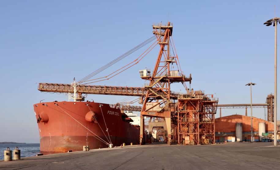 Crescimento se deu em março. Em janeiro, foram 30 mil toneladas, passando para 494.899 em fevereiro e chegando a 1.641.938 toneladas no mês passado. Complexo integra os silos públicos e nove terminais privados.