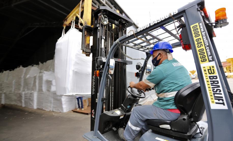Esta semana, duas operações inéditas foram realizadas pelo Porto de Antonina, reforçando a vocação do terminal em atender cargas complexas que exigem cuidados especiais. No último dia 5, segunda-feira, foi concluído o desembarque da primeira carga de malte importado para a indústria cervejeira nacional. Hoje (8), está em andamento o embarque de gêneros alimentícios – itens de cesta básica familiar – que serão exportados para a Venezuela.