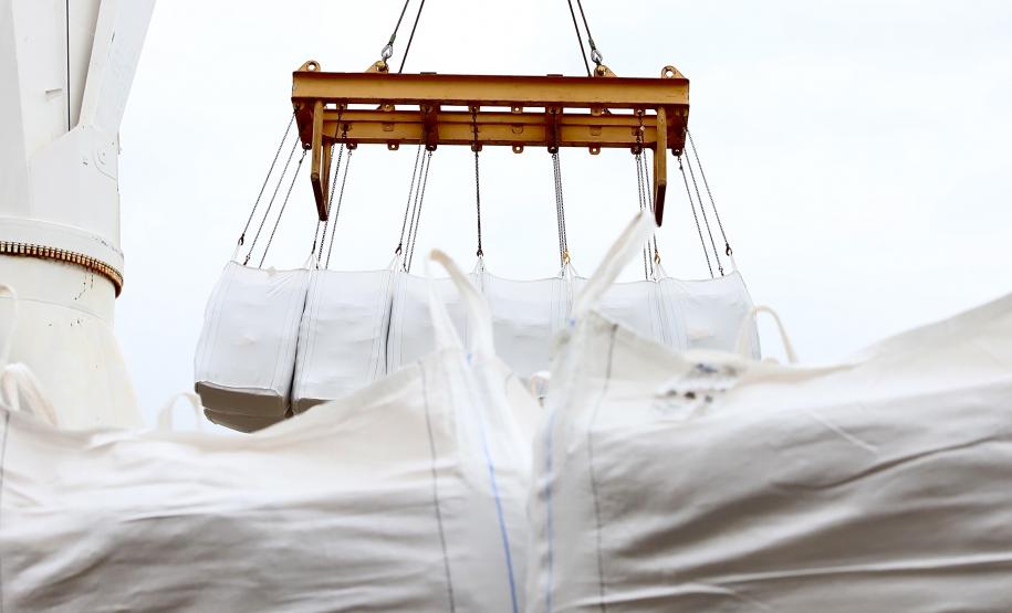 Esta semana, duas operações inéditas foram realizadas pelo Porto de Antonina, reforçando a vocação do terminal em atender cargas complexas que exigem cuidados especiais. No último dia 5, segunda-feira, foi concluído o desembarque da primeira carga de malte importado para a indústria cervejeira nacional. Hoje (8), está em andamento o embarque de gêneros alimentícios – itens de cesta básica familiar – que serão exportados para a Venezuela.