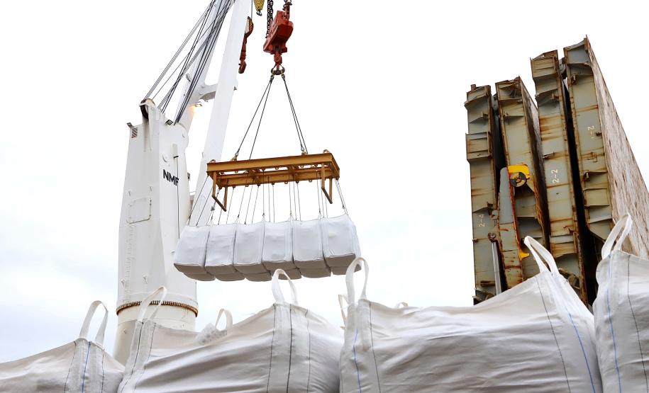 Esta semana, duas operações inéditas foram realizadas pelo Porto de Antonina, reforçando a vocação do terminal em atender cargas complexas que exigem cuidados especiais. No último dia 5, segunda-feira, foi concluído o desembarque da primeira carga de malte importado para a indústria cervejeira nacional. Hoje (8), está em andamento o embarque de gêneros alimentícios – itens de cesta básica familiar – que serão exportados para a Venezuela.