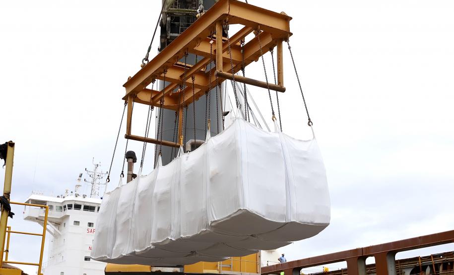 Esta semana, duas operações inéditas foram realizadas pelo Porto de Antonina, reforçando a vocação do terminal em atender cargas complexas que exigem cuidados especiais. No último dia 5, segunda-feira, foi concluído o desembarque da primeira carga de malte importado para a indústria cervejeira nacional. Hoje (8), está em andamento o embarque de gêneros alimentícios – itens de cesta básica familiar – que serão exportados para a Venezuela.