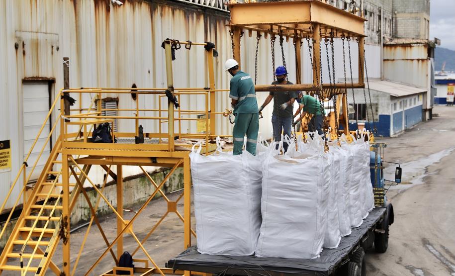 Esta semana, duas operações inéditas foram realizadas pelo Porto de Antonina, reforçando a vocação do terminal em atender cargas complexas que exigem cuidados especiais. No último dia 5, segunda-feira, foi concluído o desembarque da primeira carga de malte importado para a indústria cervejeira nacional. Hoje (8), está em andamento o embarque de gêneros alimentícios – itens de cesta básica familiar – que serão exportados para a Venezuela.