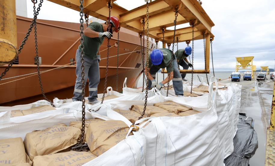 Esta semana, duas operações inéditas foram realizadas pelo Porto de Antonina, reforçando a vocação do terminal em atender cargas complexas que exigem cuidados especiais. No último dia 5, segunda-feira, foi concluído o desembarque da primeira carga de malte importado para a indústria cervejeira nacional. Hoje (8), está em andamento o embarque de gêneros alimentícios – itens de cesta básica familiar – que serão exportados para a Venezuela.