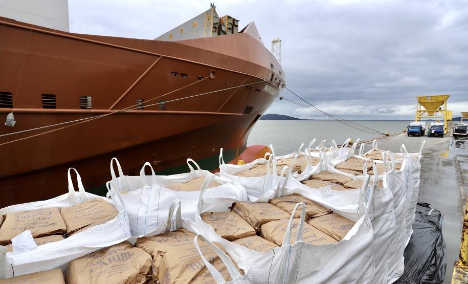 Esta semana, duas operações inéditas foram realizadas pelo Porto de Antonina, reforçando a vocação do terminal em atender cargas complexas que exigem cuidados especiais. No último dia 5, segunda-feira, foi concluído o desembarque da primeira carga de malte importado para a indústria cervejeira nacional. Hoje (8), está em andamento o embarque de gêneros alimentícios – itens de cesta básica familiar – que serão exportados para a Venezuela.
