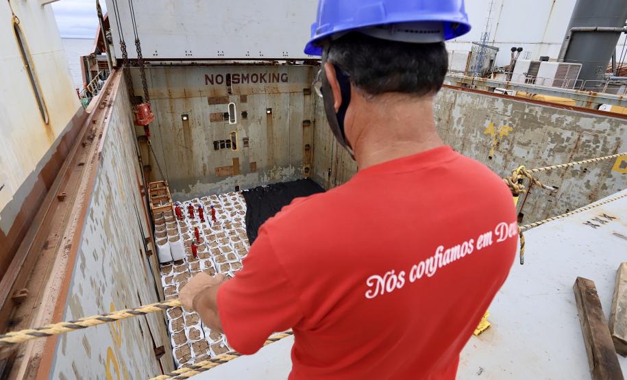 Esta semana, duas operações inéditas foram realizadas pelo Porto de Antonina, reforçando a vocação do terminal em atender cargas complexas que exigem cuidados especiais. No último dia 5, segunda-feira, foi concluído o desembarque da primeira carga de malte importado para a indústria cervejeira nacional. Hoje (8), está em andamento o embarque de gêneros alimentícios – itens de cesta básica familiar – que serão exportados para a Venezuela.