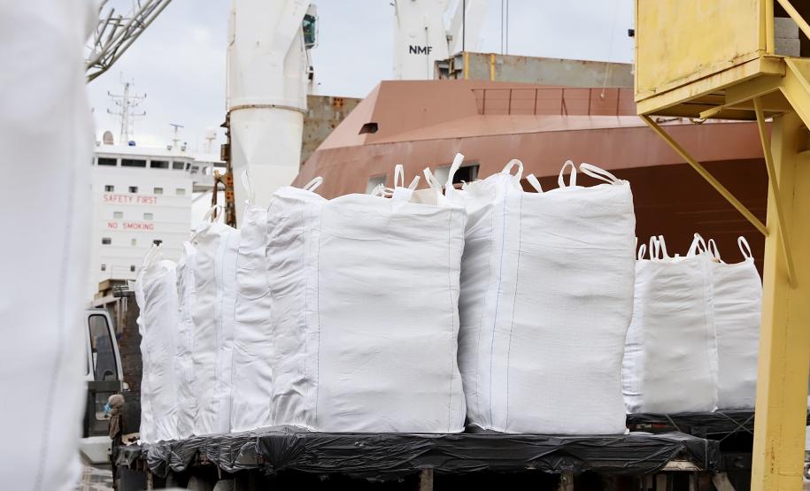 Esta semana, duas operações inéditas foram realizadas pelo Porto de Antonina, reforçando a vocação do terminal em atender cargas complexas que exigem cuidados especiais. No último dia 5, segunda-feira, foi concluído o desembarque da primeira carga de malte importado para a indústria cervejeira nacional. Hoje (8), está em andamento o embarque de gêneros alimentícios – itens de cesta básica familiar – que serão exportados para a Venezuela.