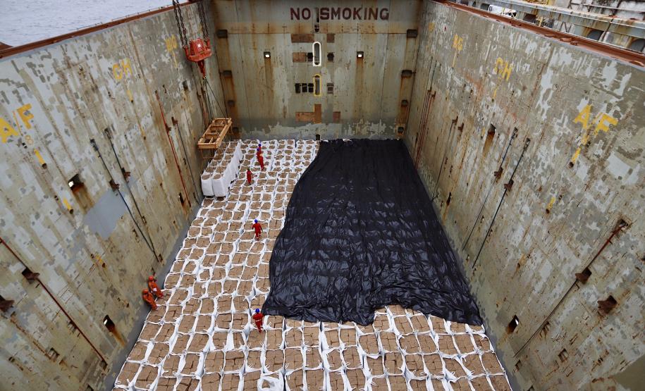 Esta semana, duas operações inéditas foram realizadas pelo Porto de Antonina, reforçando a vocação do terminal em atender cargas complexas que exigem cuidados especiais. No último dia 5, segunda-feira, foi concluído o desembarque da primeira carga de malte importado para a indústria cervejeira nacional. Hoje (8), está em andamento o embarque de gêneros alimentícios – itens de cesta básica familiar – que serão exportados para a Venezuela.