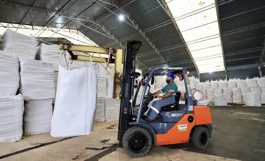 Esta semana, duas operações inéditas foram realizadas pelo Porto de Antonina, reforçando a vocação do terminal em atender cargas complexas que exigem cuidados especiais. No último dia 5, segunda-feira, foi concluído o desembarque da primeira carga de malte importado para a indústria cervejeira nacional. Hoje (8), está em andamento o embarque de gêneros alimentícios – itens de cesta básica familiar – que serão exportados para a Venezuela.